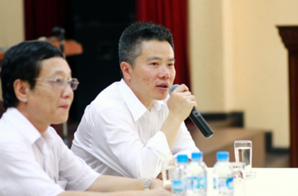 GS Ngô Bảo Châu giao lưu với học sinh khiếm thị Trường PTCS Nguyễn Đình Chiểu.