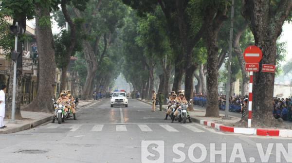 Hình ảnh Đội CSGT dẫn đoàn Lễ tang Đại tướng ra đến sân bay