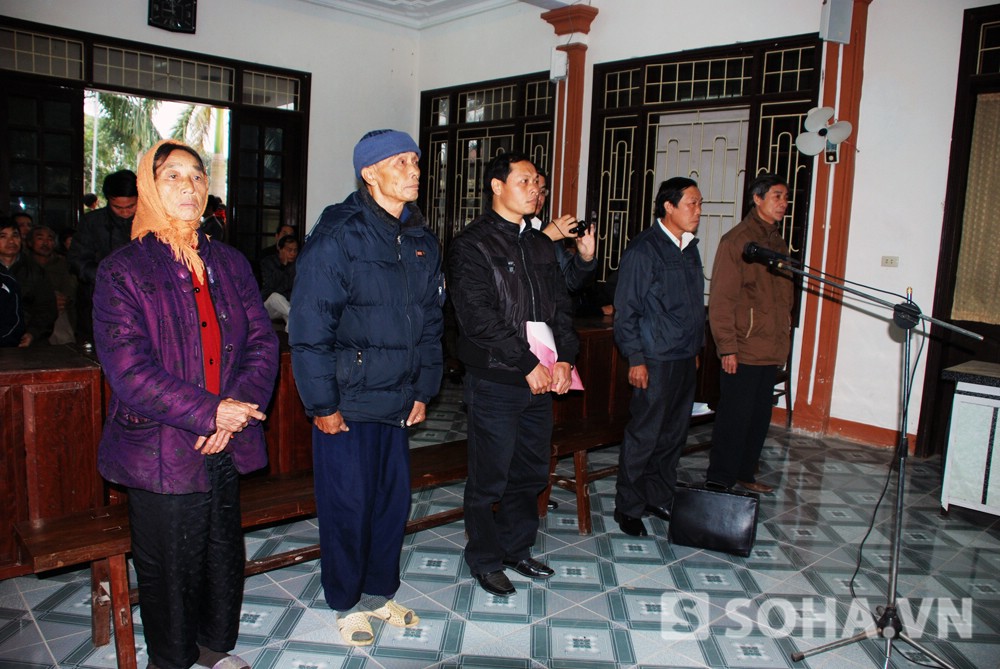 
	Vợ chồng ông Lập (ngoài cùng bên trái) và ông Lê Duy Nguyên (ngoài cùng bên phải) trước tòa.