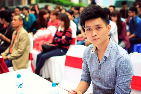 Nhà văn trẻ 9X Hà Mạnh tên thật là Nguyễn Mạnh Hà trong buổi ra mắt cuốn sách 