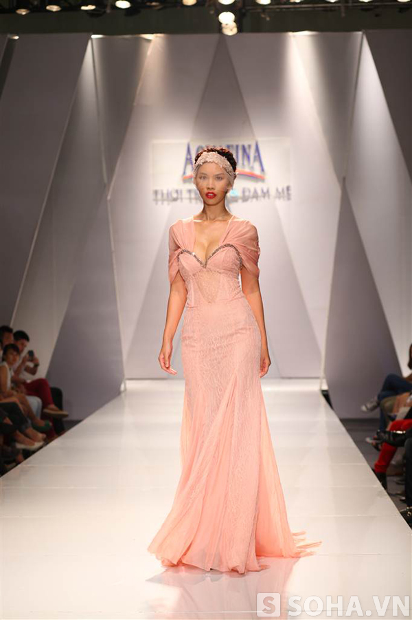 Hà Anh khoe vòng 1 no tròn trên sàn catwalk