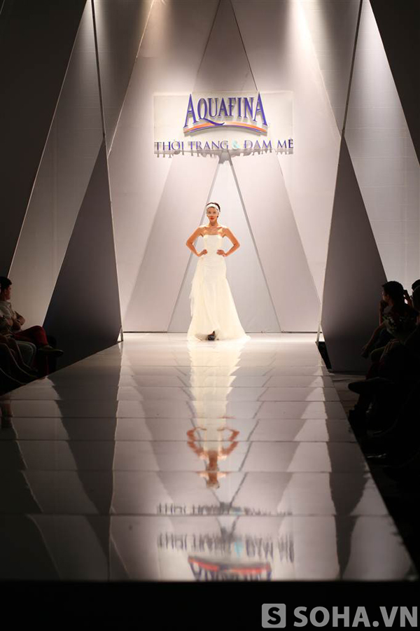 Hà Anh khoe vòng 1 no tròn trên sàn catwalk