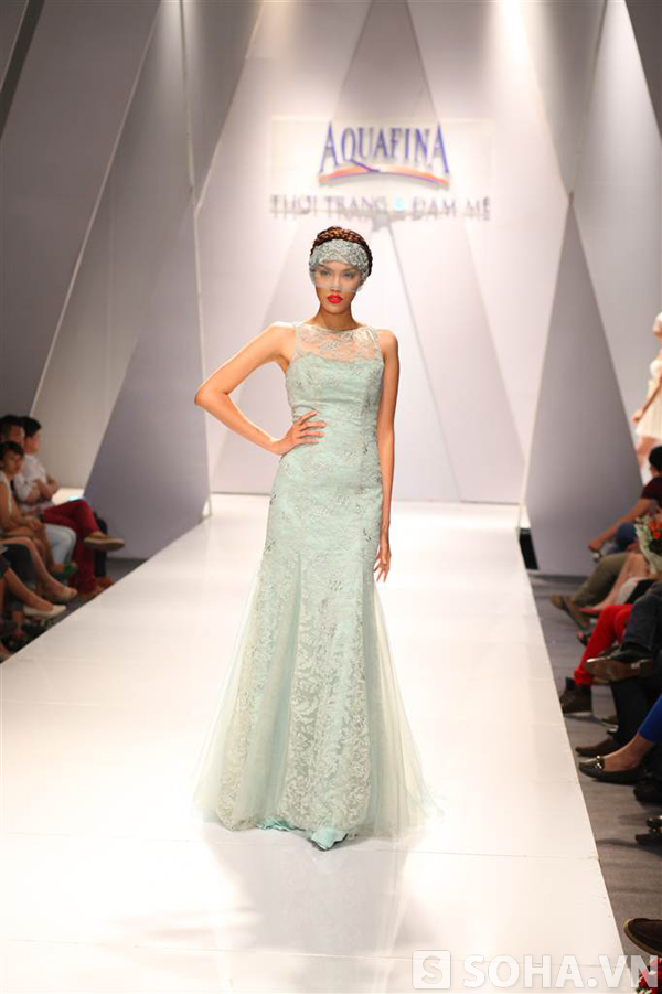 Hà Anh khoe vòng 1 no tròn trên sàn catwalk