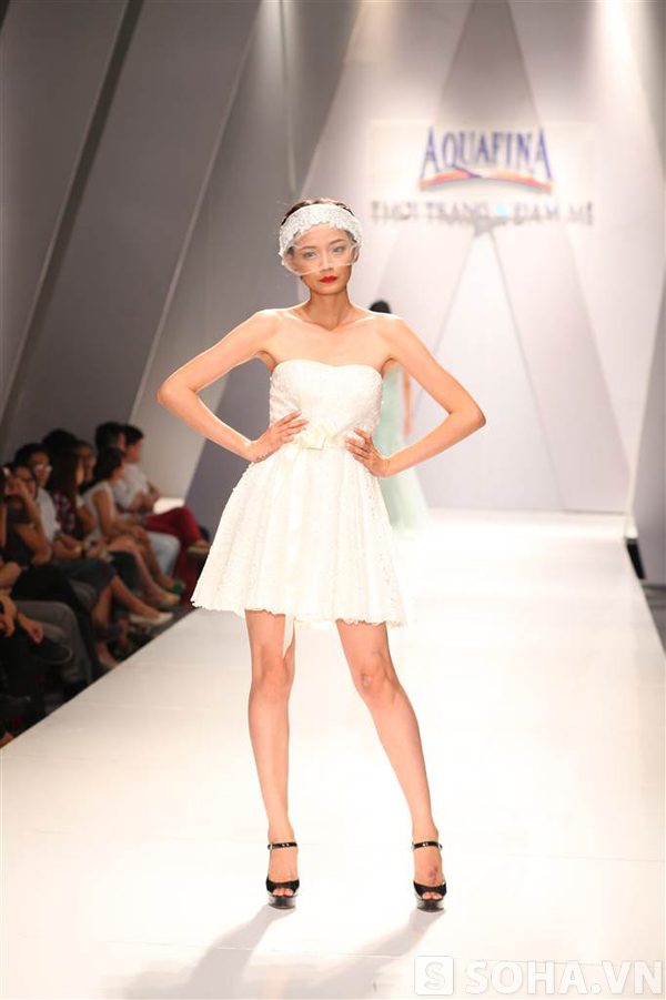 Hà Anh khoe vòng 1 no tròn trên sàn catwalk