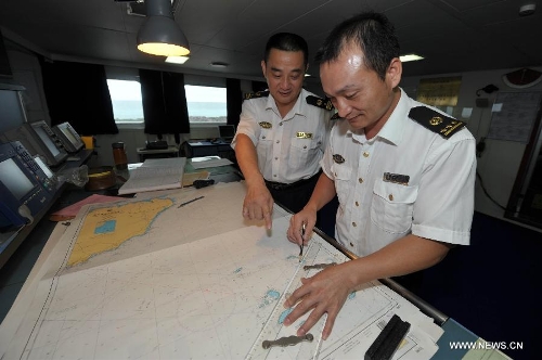 	Nhân viên thực thi luật hàng hải làm việc trên tàu Hải Tuần 21.