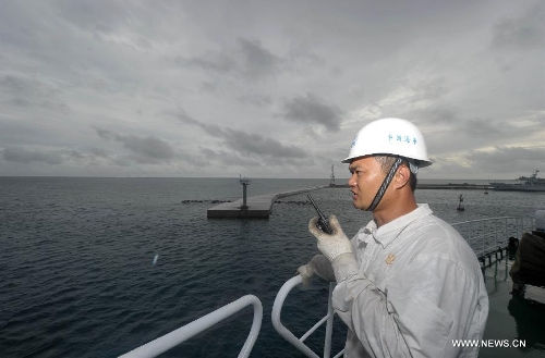 	Một thủy thủ đoàn tàu Hải Tuần 21 quan sát vùng biển Đông.