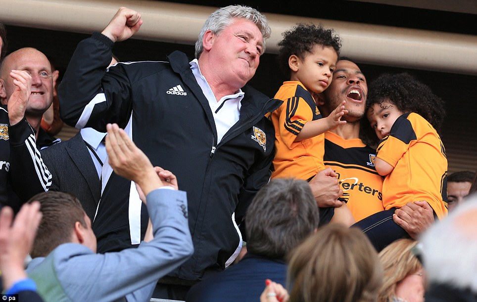 
	Trong khi HLV Zola của Watford có một ngày tồi tệ thì chiến lược gia của Hull, Steve Bruce, lại rất vui