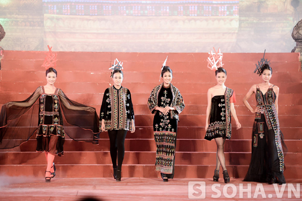 
	Bộ sưu tập của NTK Minh Hạnh được thiêt kế trên chất liệu vải thổ cẩm của người Tà Ôi tạo nên điểm nhấn độc đáo cho đêm diễn.