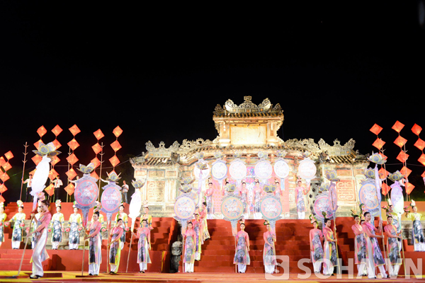 Ngọc Hân, Hồng Quế rạng rỡ trên sân khấu Festival Huế
