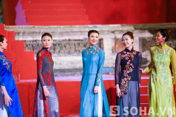 
	Hồng Quế cùng các người mẫu duyên dáng với áo dài hoa.