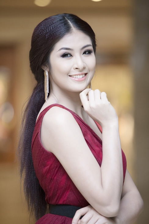Hoa hậu Ngọc Hân dồn ép phóng viên vào chân tường