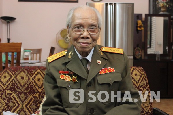 Đại tá Hàn Thụy Vũ đã cùng Phan Thị Bích Hằng tìm mộ liệt sĩ ở Non Nước năm 1993.