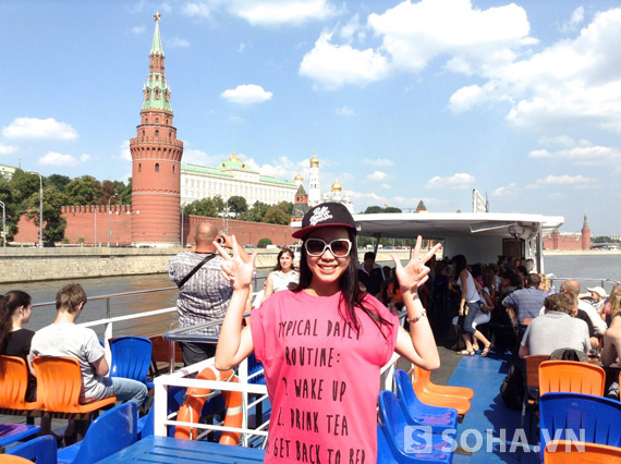 	Trương Tùng Lan trên du thuyền thăm thú thủ đô Moscow.