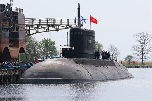 Lá cờ tổ quốc tung bay trên nóc tàu ngầm Hà Nội tại Nga, một hình ảnh hết sức ý nghĩa đối với quá trình hiện đại hóa Hải quân Việt Nam.