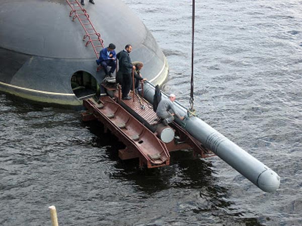 Tên lửa chống hạm 3M-54 Club S đang được đưa vào ống phóng ngư lôi của tàu ngầm Kilo. Ảnh minh họa nước ngoài.