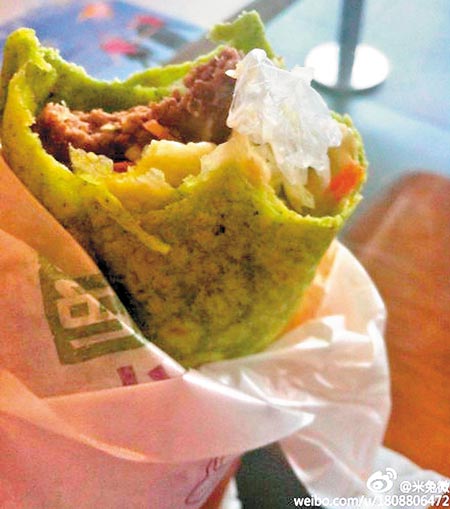 Sốc: McDonald “khuyến mãi” gang tay nhựa trong nhân đồ ăn