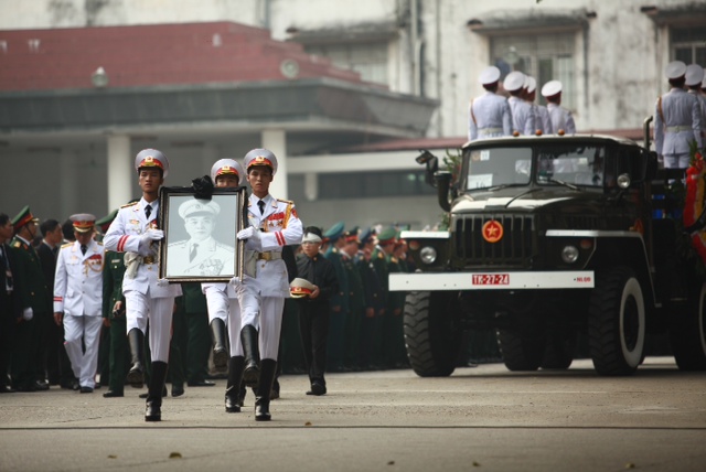  	Trong đêm đầu tiên sau khi Đại tướng trở về với đất Mẹ, độc giả đã gửi rất nhiều thư chia sẻ đề xuất con đường mang tên Đại tướng Võ Nguyên Giáp