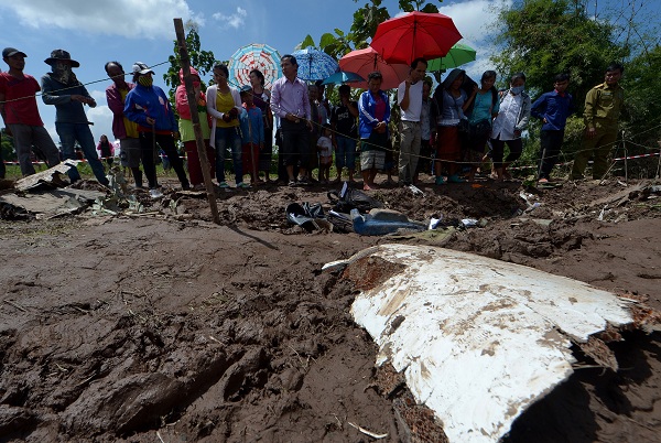 Hiện trường vụ tai nạn máy bay của Hàng không Lào (ảnh AFP)