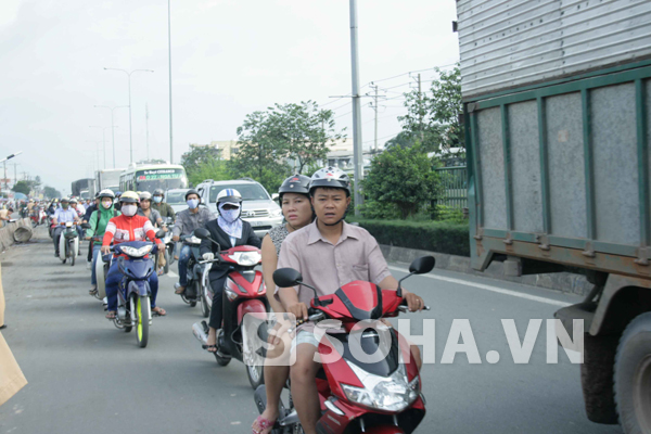 Giao thông qua khu vực này gặp rất nhiều khó khăn