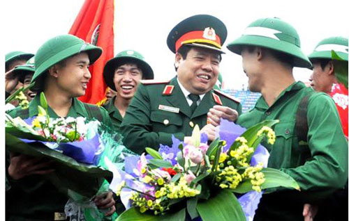 Đồng chí Phùng Quang Thanh nắm chặt tay các tân binh ngày nhập ngũ