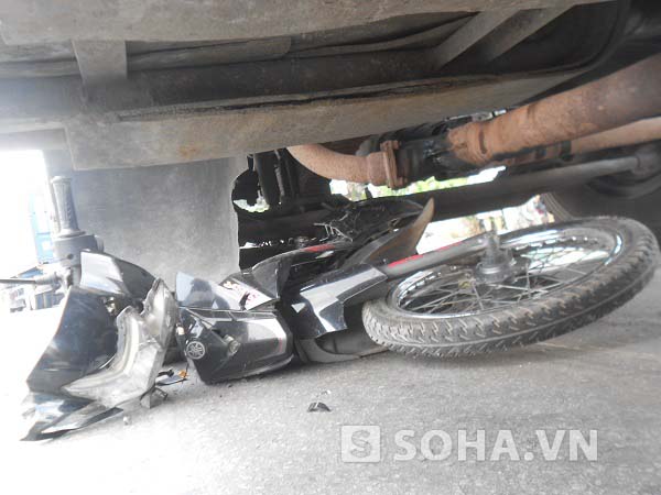 
	Chiếc xe máy của nạn nhân nằm lọt thỏm dưới gầm container