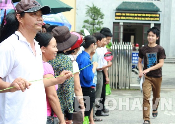 	Nhưng cũng không ít phụ huynh bồn chồn, lo lắng ngóng con ngoài cổng trường sau khi tiếng trống báo hiệu hết giờ làm bài vang lên.