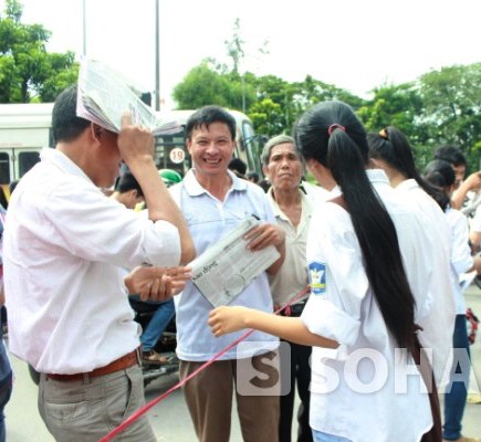 Nụ cười tươi rói của ông bố khi được thấy khuôn mặt rạng rỡ làm được bài của cô con gái sau khi ra khỏi phòng thi sáng nay.