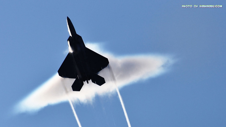	Lockheed Martin F-22 Raptor – Vệt sáng máy bay trên bầu trời