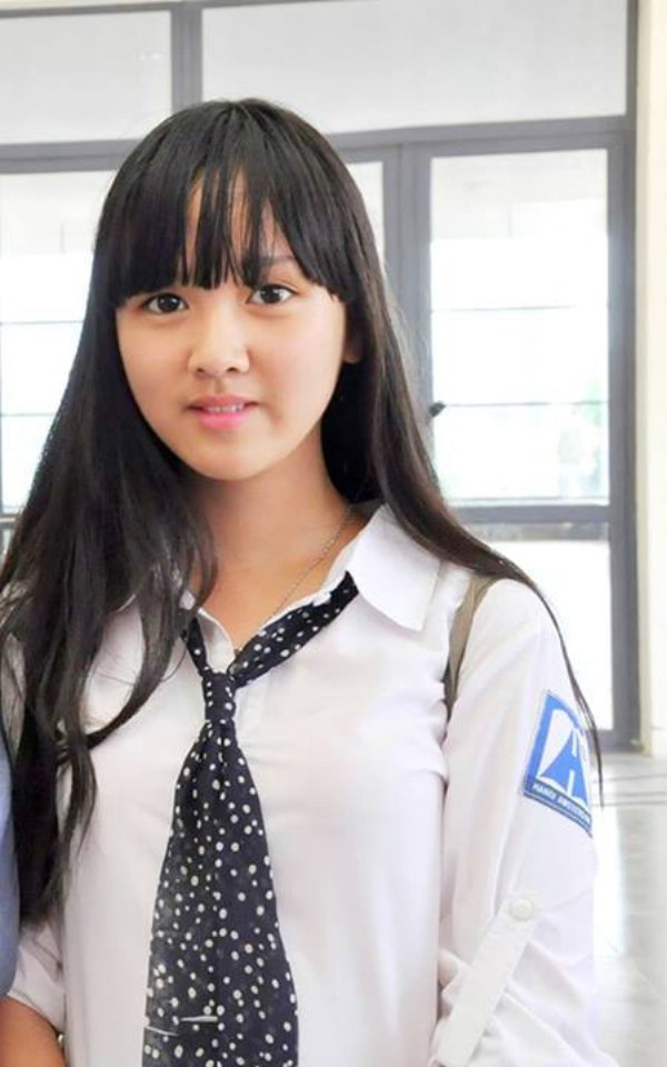 	Hoa khôi học sinh 2013 Đỗ Hà Anh xinh xắn, đáng yêu trong bộ đồng phục của trường. 