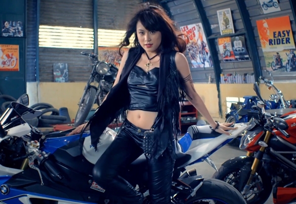 
	Hoàng Thùy Linh trong MV Crazy.