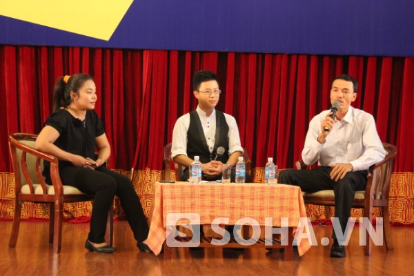 Thầy Hoàng Văn Thể (trái) không ngại ngần chia sẻ về câu chuyện bám nghề dạy trẻ mẫu giáo 10 năm.