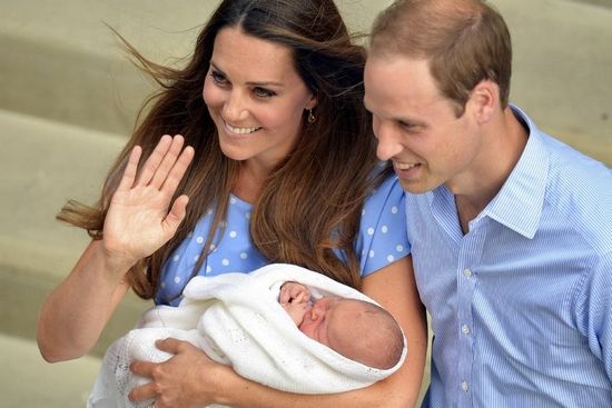 	Vợ chồng Hoàng tử William cùng con trai đầu lòng xuất hiện trước báo giới bên ngoài bệnh viện Hoàng gia St.Mary, London, Anh.