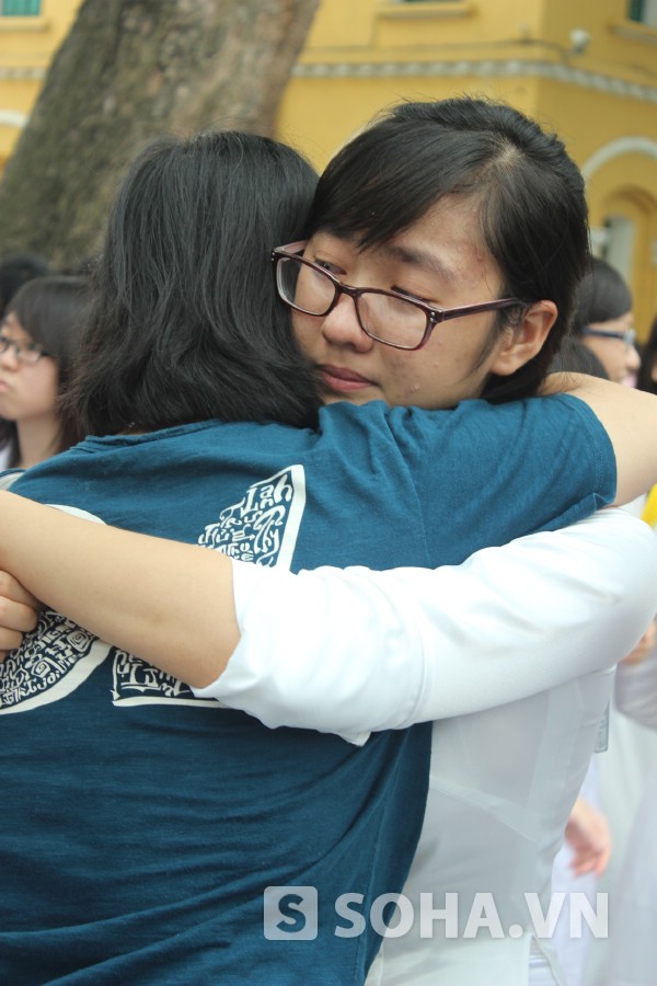 Teen Chu Văn An ôm nhau khóc nức nở ngày ra trường