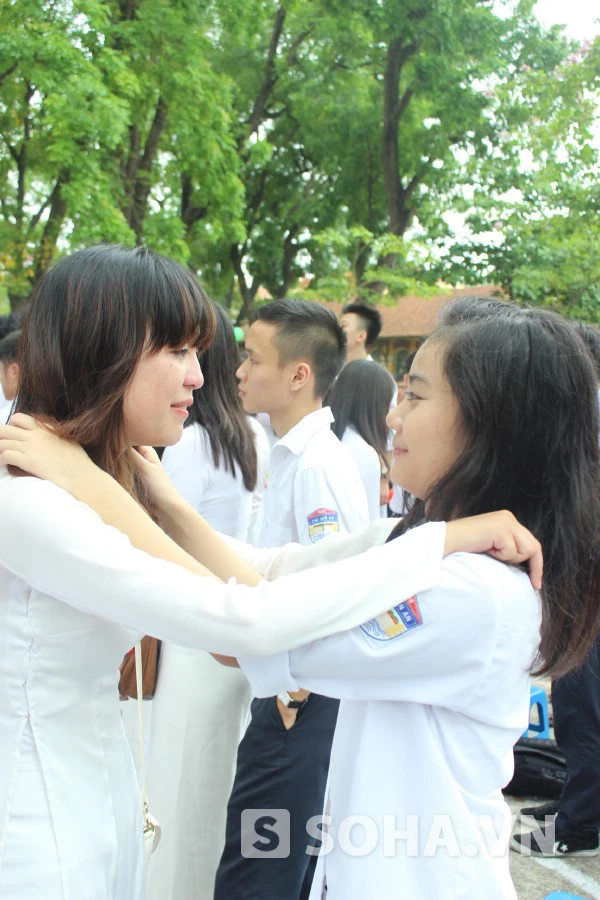 
	Những lời dặn dò, động viên nhau trước khi xa mái trường THPT Chu Văn An.