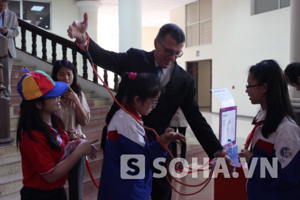 Ngài Đại sứ Austraulia tại Việt Nam, Hugh Borrowman mong muốn khích lệ và thúc đẩy niềm yêu thích khoa học và công nghệ trong giới trẻ và các em nhỏ Việt Nam.