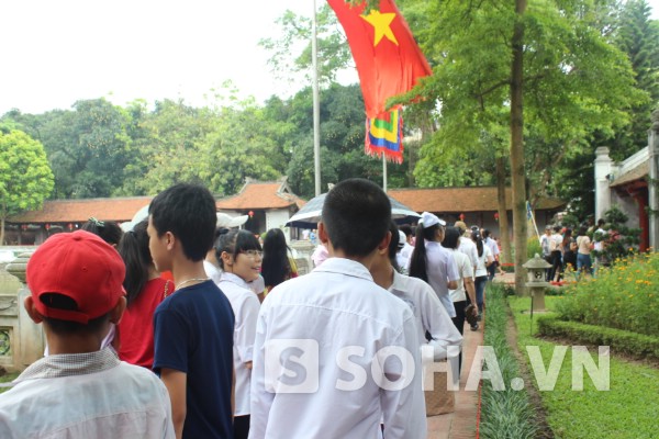 Học sinh cấp 2 ngoại tỉnh cũng tranh thủ đến Văn Miếu cầu may, tham quan.
