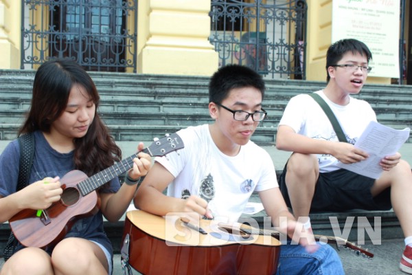 Giới trẻ Hà thành xinh tươi xuống đường đàn hát tạo “Bão”