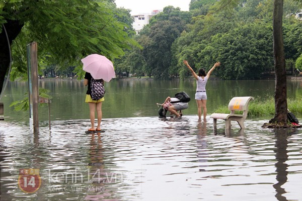 	Các bạn trẻ tranh thủ tạo dáng chụp ảnh (Nguồn: Kenh14)