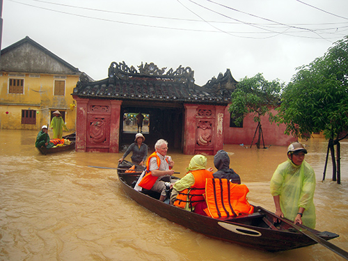 
	Chùa Cầu, biểu tượng du lịch của Hội An chìm trong nước lũ.