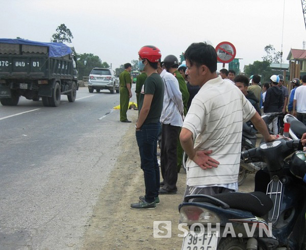 
	Nhiều người dân xúm đông tại hiện trường vụ tai nạn