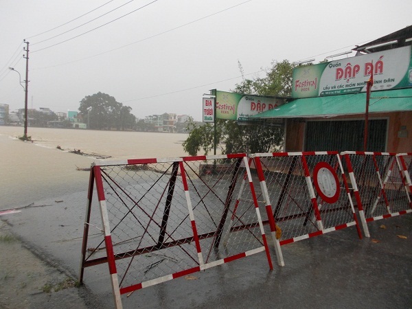 
	: Đập Đá bị tràn nước nên đã được lập rào cản các phương tiện giao thông ngay trong đêm 15/11.