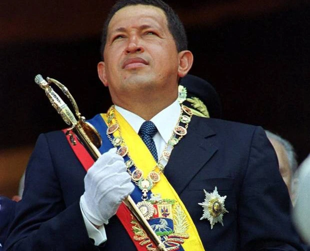  	Cố Tổng thống Venezuela Hugo Chavez cầm thanh gươm báu Simon Bolivar trong lễ kỉ niệm sinh nhật lần thứ 114 của người anh hùng này năm 2000. 