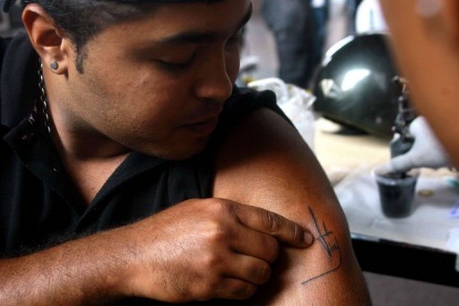 
	Một người Venezuela xăm chữ kí của ông Chavez lên cánh tay.