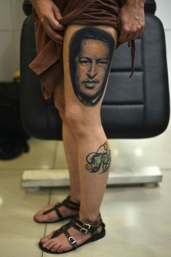 
	Hình xăm gương mặt ông Chavez trên đùi một người dân.