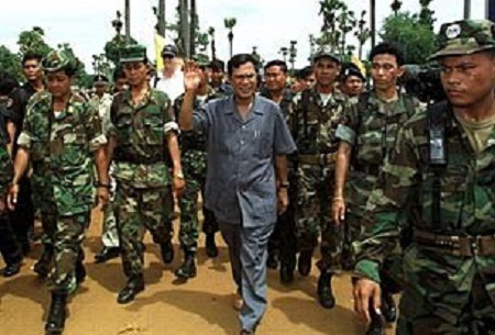 	Thủ tướng Hun Sen luôn được bảo vệ an toàn bởi rất nhiều cận vệ.