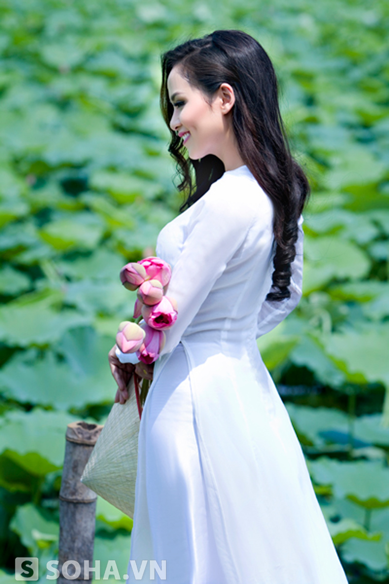 Hoa hậu Diễm Hương tinh khiết bên hoa sen