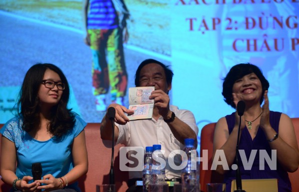 GS Nguyễn Lân Dũng cho mọi người xem hộ chiếu của Huyền Chip để giải đáp việc cô bé đã xin visa như thế nào.