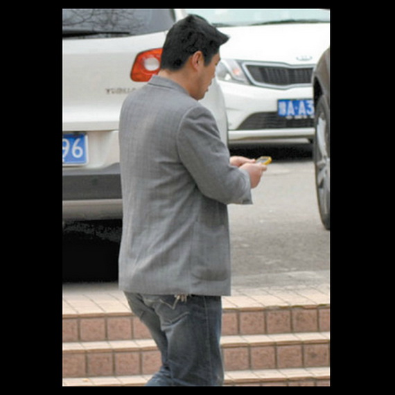 Trung Quốc: Choáng với chiêu dùng đũa "gắp trộm" iPhone