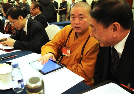 	Hình ảnh trụ trì Thích Vĩnh Tín dùng iPad trong một cuộc họp Hội đồng nhân dân Trung Quốc gây nhiều tranh cãi trong cư dân mạng nước này