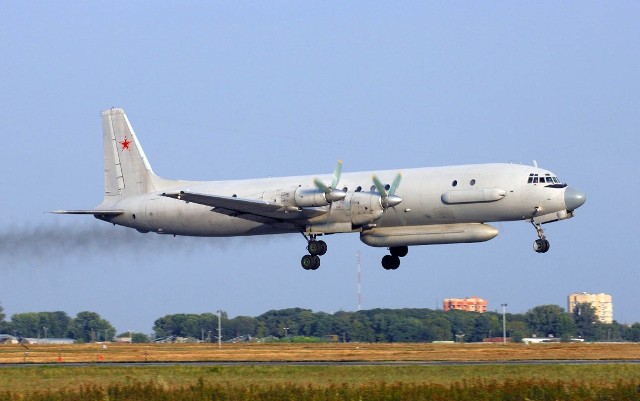  	Chiếc IL-20M với màu sơn xám mới (trên) và màu sơn trắng cũ (dưới).